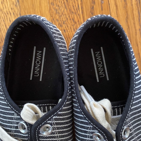 Women's LEO Black Stripe unnown sneakers - Picture 8 of 9